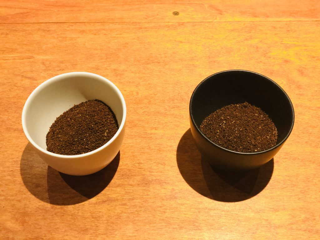 挽いた豆を上から撮った　2種類ある
